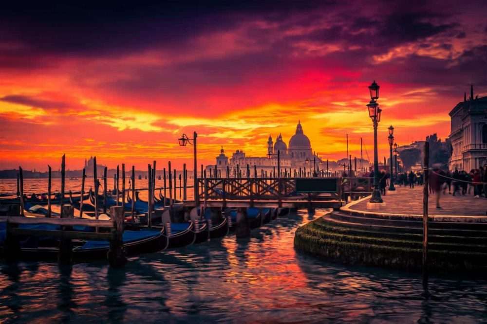 Soggiorno di 2 notti in appartamento con colazione, cena, late check out e box merenda per 2 adulti e 2 bambini, visita Venezia con i suoi colori autunnali e ammira tramonti unici che solo questa stagione può regalare